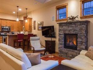 Televisión y chimenea 