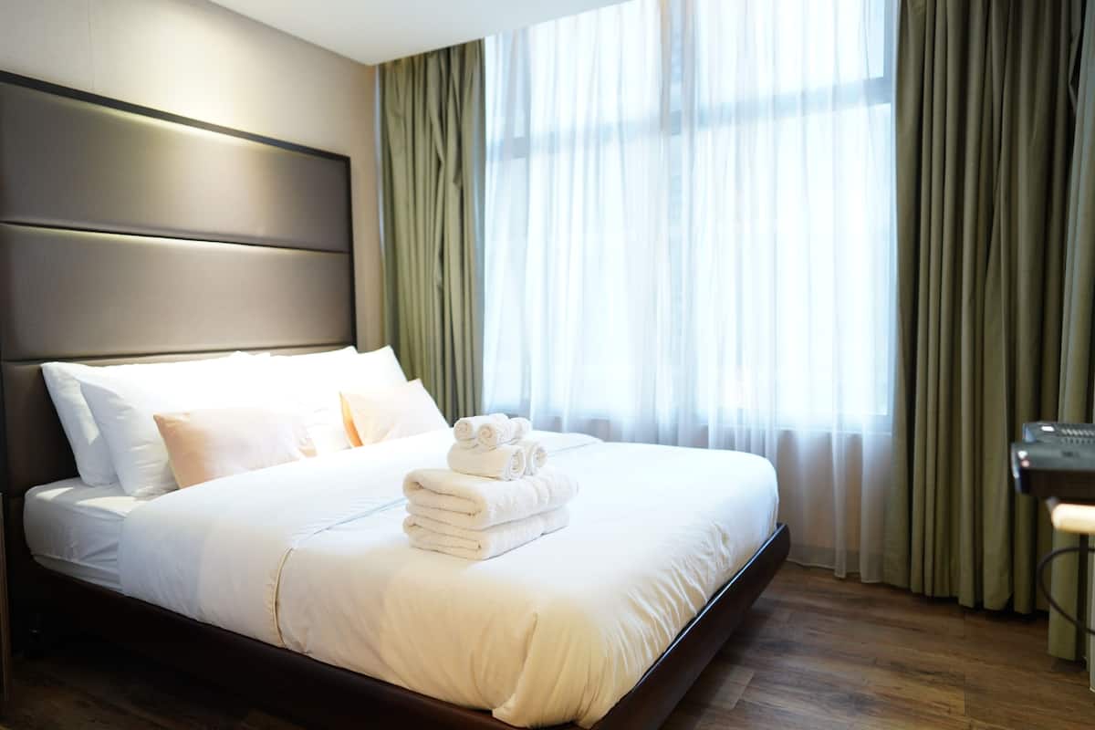 Cubrecamas, cortinas blackout y tabla de planchar con plancha 