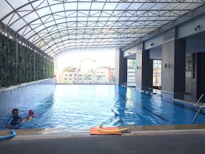 2 outdoor pools, open 7:30 AM to 10 PM, sun loungers - Serena's Suite Makati Ave (Makati)