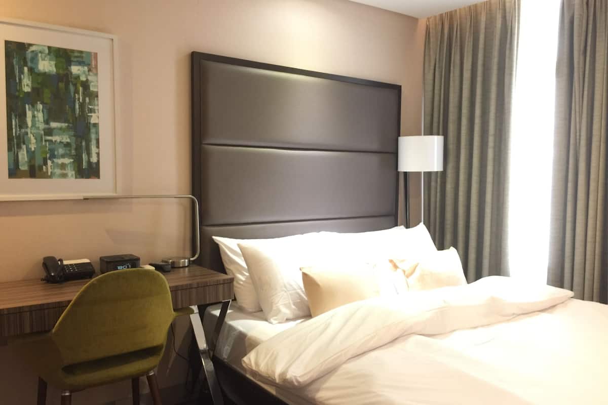 Cubrecamas, cortinas blackout y tabla de planchar con plancha 