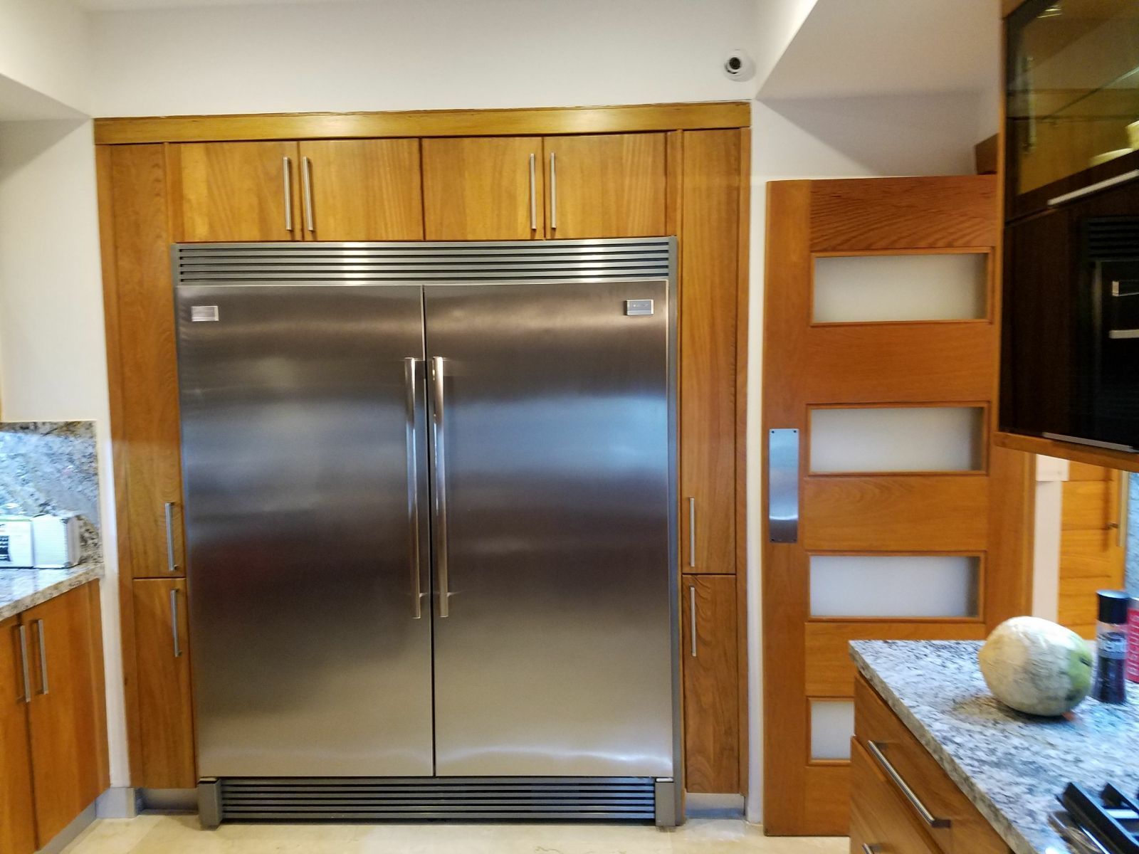 Full-size fridge, microwave, oven, stovetop