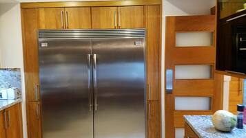Full-size fridge, microwave, oven, stovetop