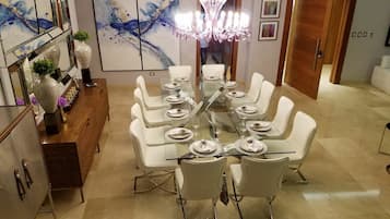 Full-sized fridge, microwave, oven, stovetop