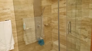 Bathtub dan shower terpisah dan bathtub besar