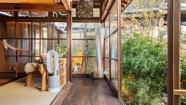 Une terrasse en bois donnant sur un jardin.