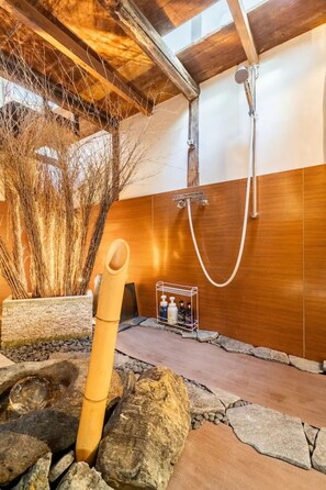 Premium-Suite, Gartenblick | Badezimmer | Badewanne und Dusche (separat), Komfortbadewanne