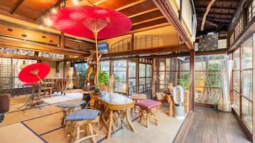 Premium Suite, Garden View | Makan dalam bilik