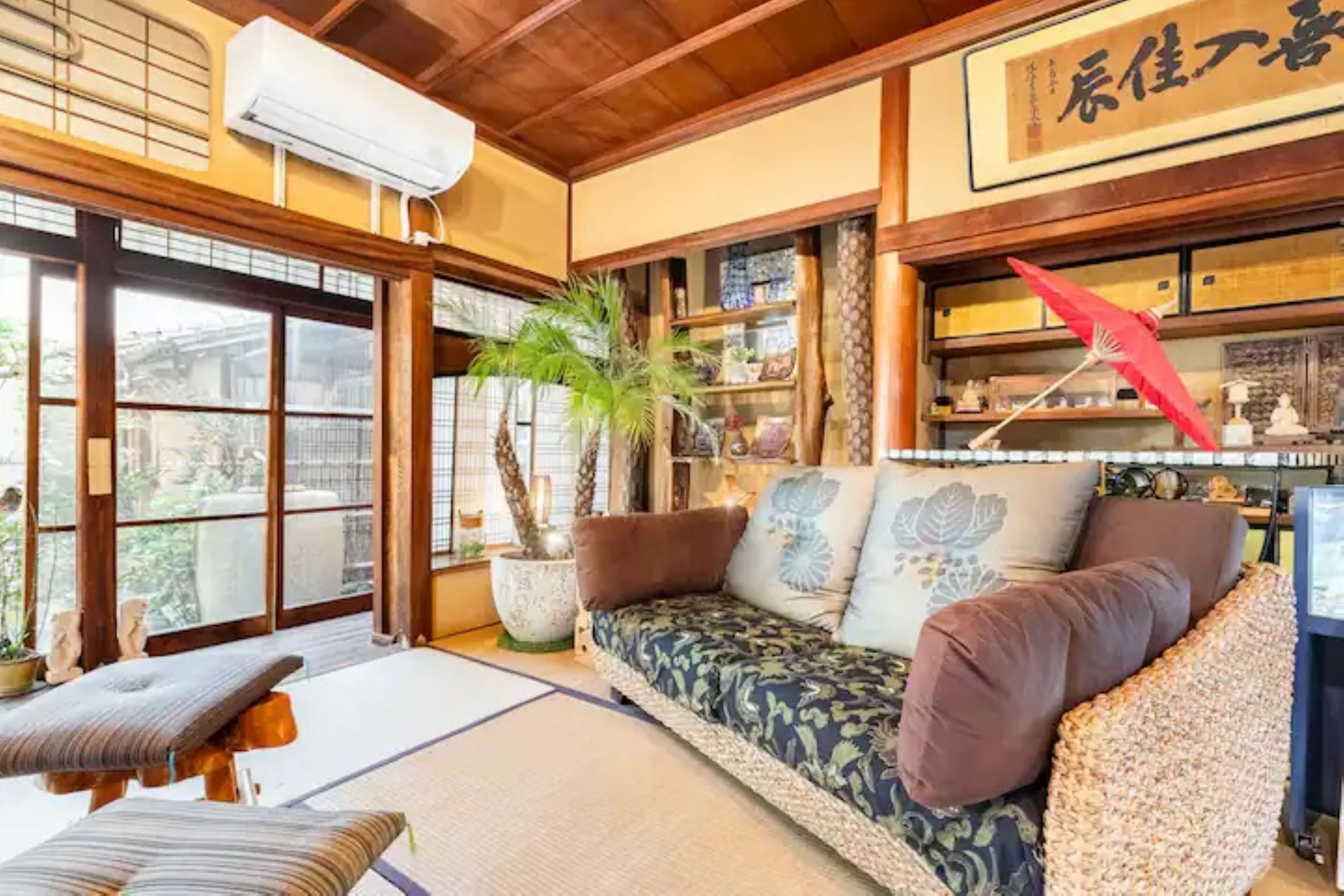 Premium Suite, Garden View | Living area