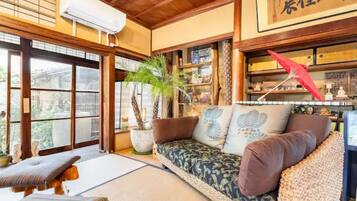 Premium Suite, Garden View | Living area