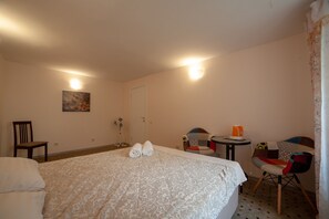 Room, Non Smoking | Iron/ironing board, free WiFi, bed sheets - Salve Casa (Odesa)