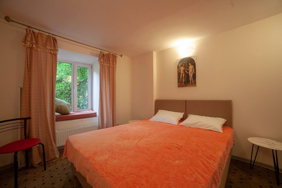 Quarto casal ou duplo básico, para não fumantes | Ferros/tábuas de passar roupa, Wi-Fi de cortesia, roupa de cama