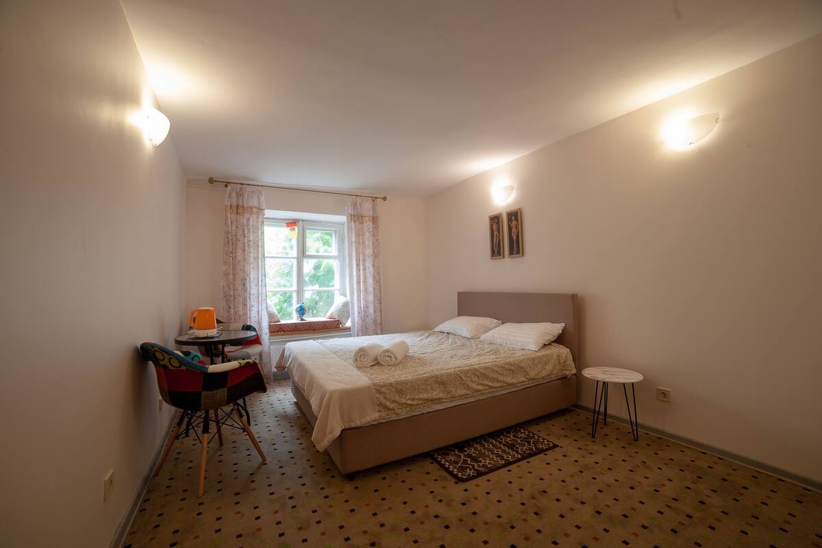 Habitación, para no fumadores | Tabla de planchar con plancha, wifi gratis y ropa de cama