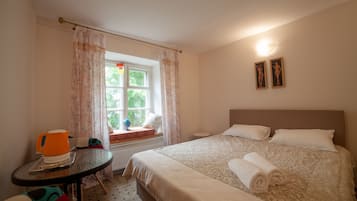 Huone, tupakointi kielletty | Silitysrauta/-lauta, ilmainen Wi-Fi, vuodevaatteet