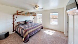 2 室のベッドルーム、デスク、アイロン / アイロン台、WiFi (無料)