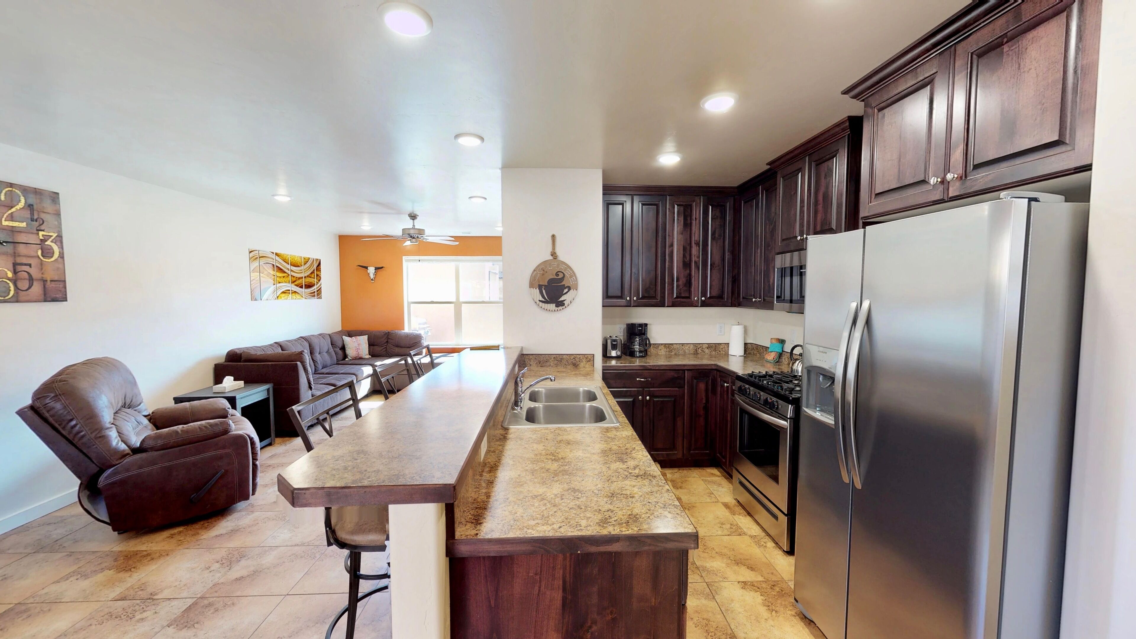 Jääkaappi, mikroaaltouuni, liesi, astianpesukone