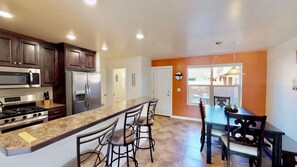 Frigorifero, microonde, piano cottura, lavastoviglie