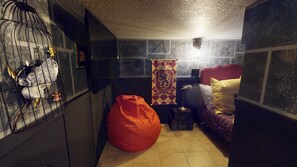 4 chambres, bureau, fer et planche à repasser, lit parapluie