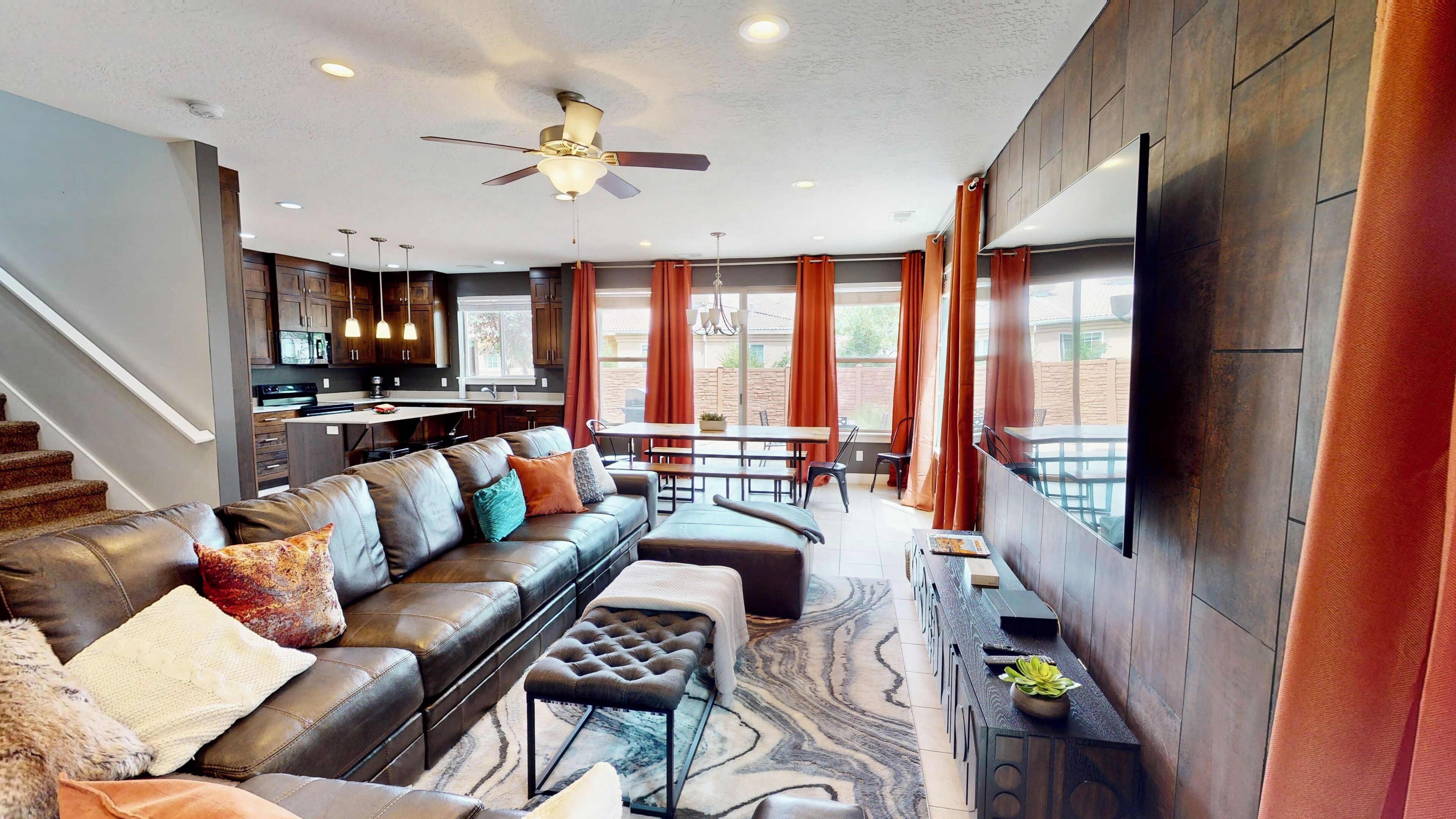 Een smart-tv en een computerscherm