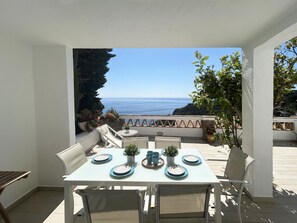 تناول الطعام بالخارج