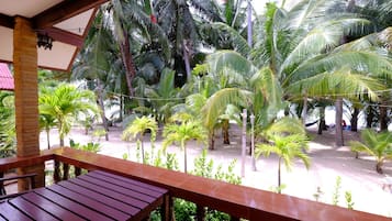 Deluxe Garden View (A/C) | ๊ฐ์ค์์ ๋ณด์ด๋ ์ ๋ง