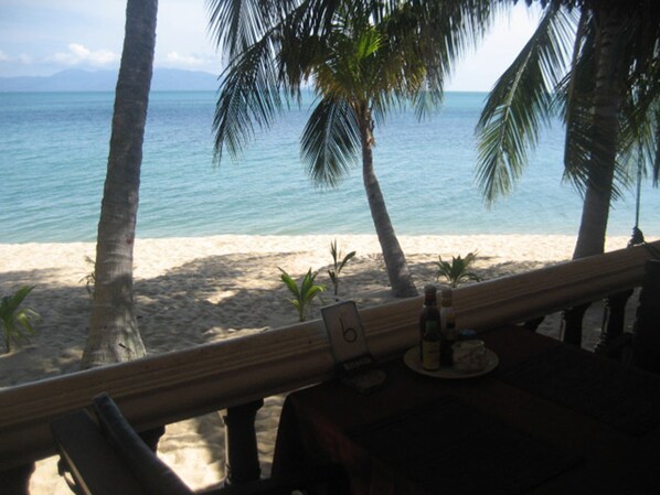 Serveert ontbijt, lunch en diner