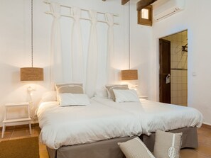 4 slaapkamers, een strijkplank/strijkijzer, internet, beddengoed