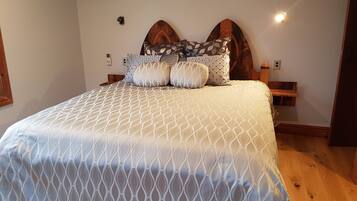 Deluxe Double Room, 1 King Bed, Ensuite (Lotus) | Egyptian cotton sheets, premium bedding, Select Comfort beds