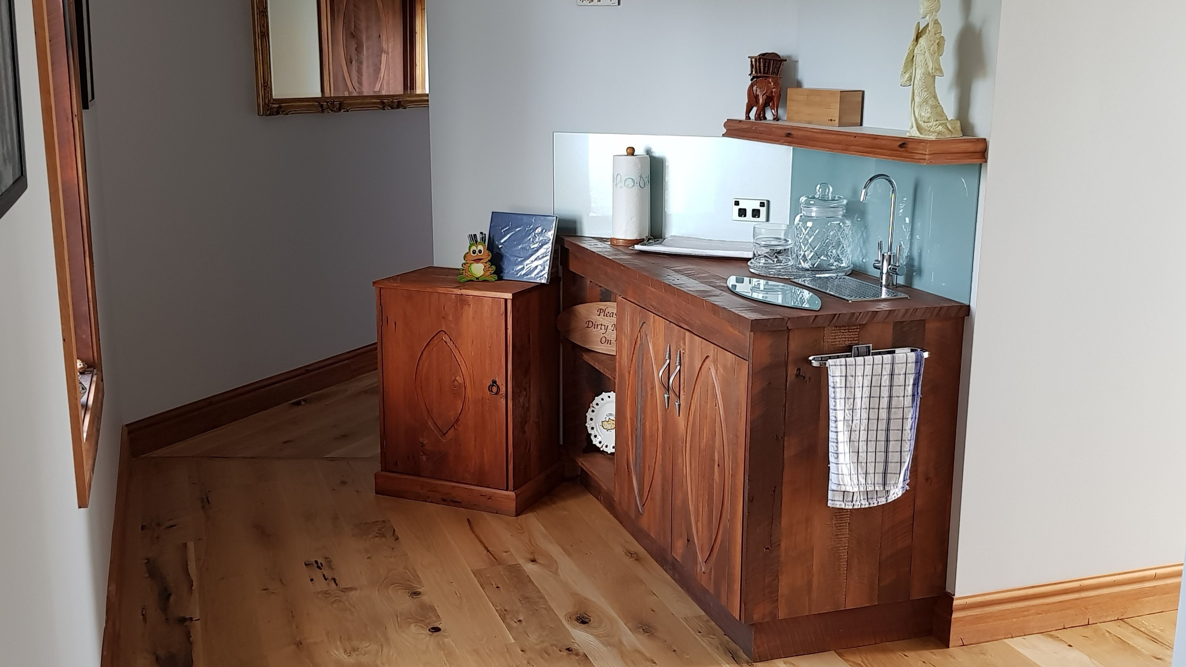 Eine Küche mit Holzausstattung, einem Spülbecken und einer kleinen Arbeitsfläche.