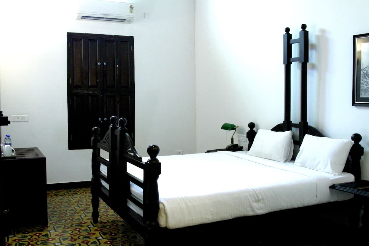 Standard Double Room, 1 King Bed, Accessible, Smoking | Egyptian cotton sheets, premium bedding, desk, soundproofing