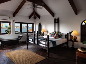 Suite presidencial, 1 cama King size, con acceso para personas discapacitadas, para fumadores | Sábanas de algodón egipcio, ropa de cama de alta calidad y escritorio