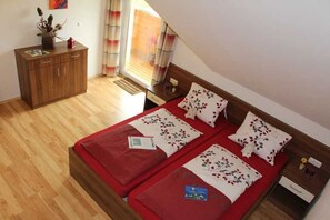 1 bedroom, desk, WiFi
