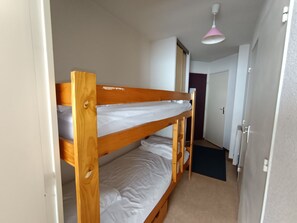 1 sovrum och resesäng