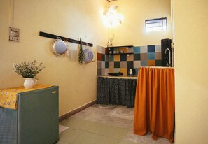 Fridge, stovetop, electric kettle, cookware/dishes/utensils - Herb's House (Da Nang)