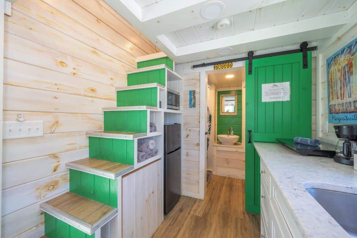 Refrigerador, microondas, parrilla de estufa y cafetera y tetera 