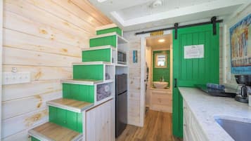 Kjøleskap, mikrobølgeovn, kokeplater og kaffetrakter/tekoker