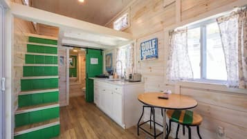 Refrigerador, microondas, parrilla de estufa y cafetera y tetera