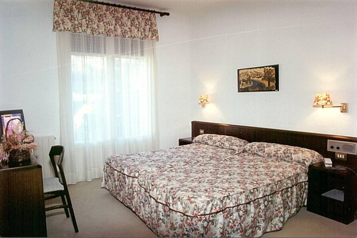 Free cots/infant beds, rollaway beds, free WiFi