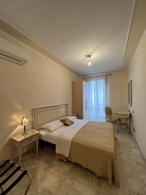 Classic Double Room, 1 Queen Bed (External) | Egyptian cotton sheets, premium bedding, individually decorated - Angeles Inn (Venice)