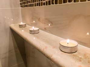 Superior Plus Inn | Egyptian cotton sheets, premium bedding, individually decorated - Angeles Inn (Venice)