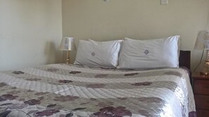 Desk, free WiFi, bed sheets, wheelchair access - Namirembe Guesthouse Kampala (Kampala)