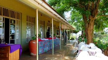 供應早餐、午餐和晚餐,當地和國際料理