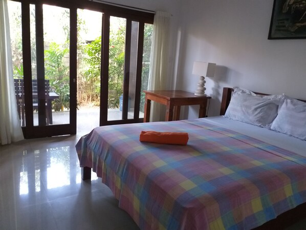 Basic Double Room With AC | Escritorio, wifi gratis y ropa de cama 