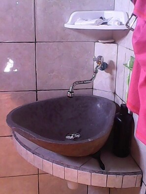 Regadera, amenidades de baño gratuitas, toallas, jabón 