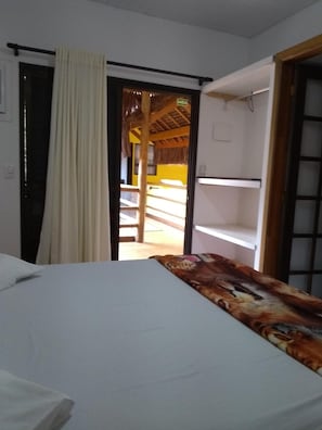 1 dormitorio, minibar, decoración individual y mobiliario individual