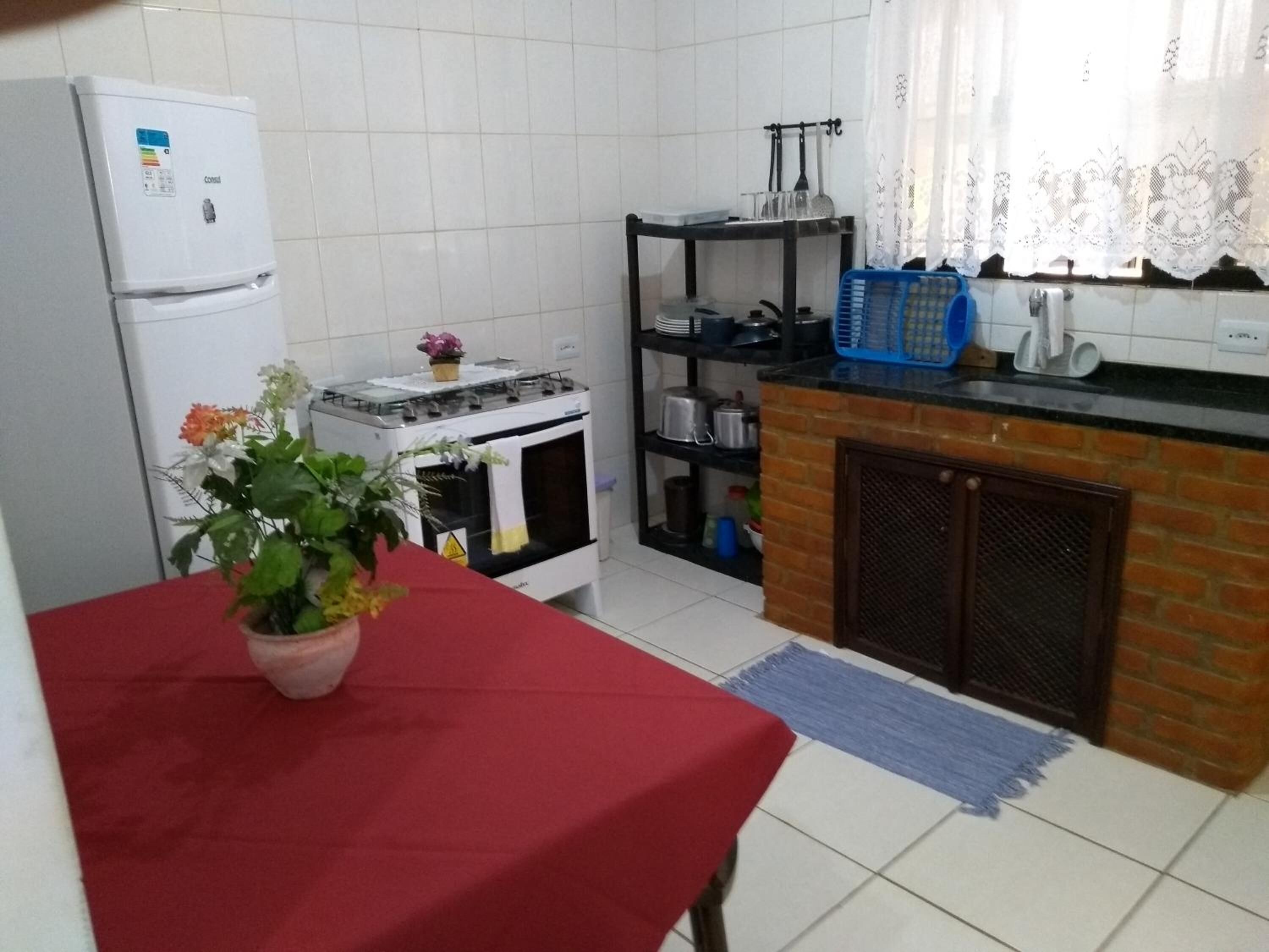 Refrigerador em uma área comum, micro-ondas
