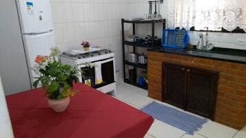 Refrigerador em uma área comum, micro-ondas
