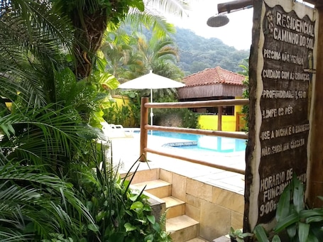 Indoor pool, open 9 AM to 8 PM, free cabanas, pool umbrellas. Rc Sol de Boiçucanga Suites