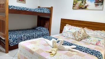 Quarto premium, 1 quarto, sacada, vista para o jardim | 1 quarto, frigobar, individualmente decorados