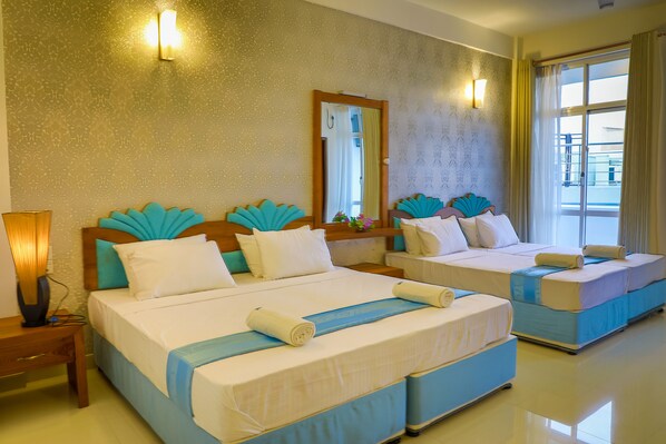 Chambre Triple Supérieure, plusieurs lits | Vue de la chambre