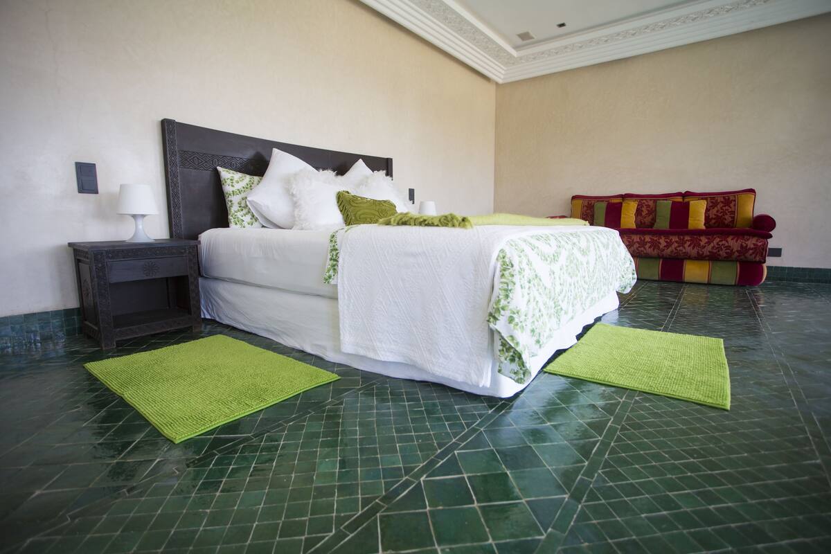 Signature Suite, 1 King Bed, Non Smoking | In-room safe, blackout curtains, soundproofing, iron/ironing board
